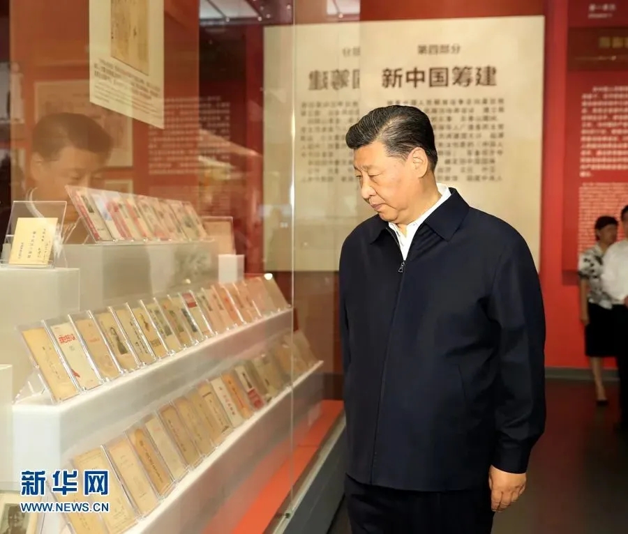 2019年9月12日,中共中央总书记、国家主席、中央军委主席习近平视察中共中央北京香山革命纪念地。这是习近平在香山革命纪念馆参观《为新中国奠基》主题展览。新华社记者 黄敬文 摄